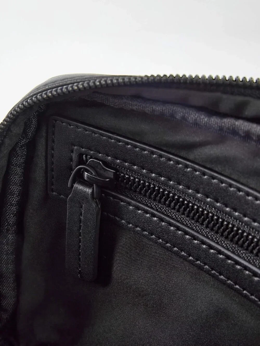 Nex Voyager Crossbody - Obsidian